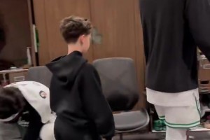 塔图姆的儿子Deuce赛后也来到更衣室，杰伦·布朗与其打招呼